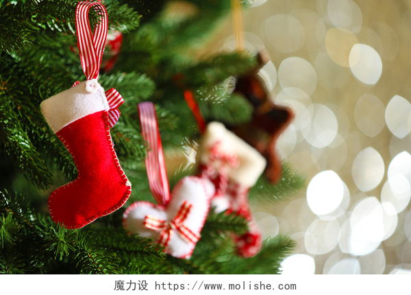 长筒袜装饰的圣诞树装饰圣诞树上的模糊，闪耀和仙女的背景